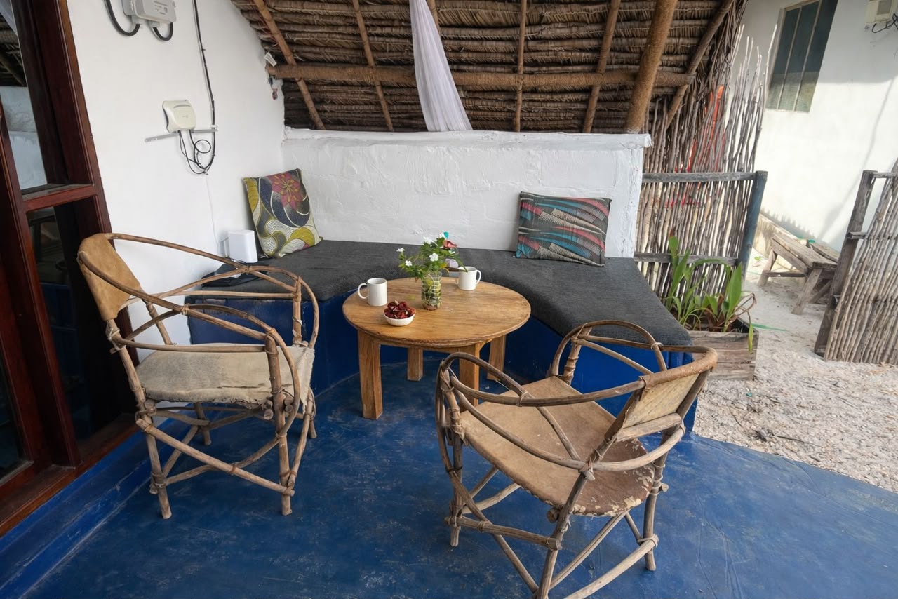 Outdoor lounge area on the Makuti Banda veranda with rattan chairs